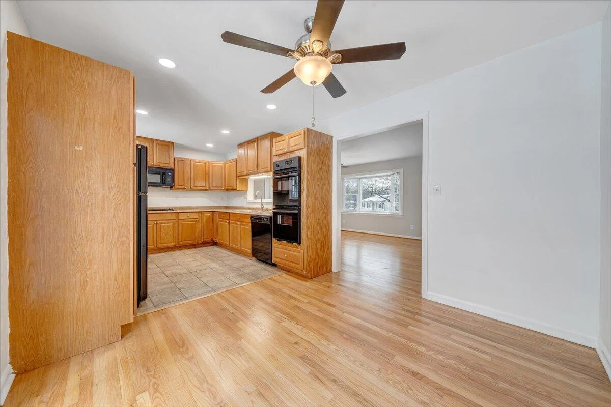 646 Augusta AVE - Photo 24