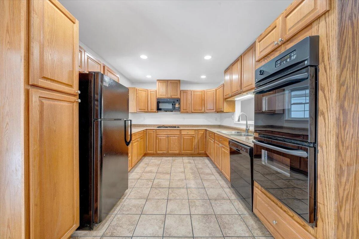 646 Augusta AVE - Photo 25
