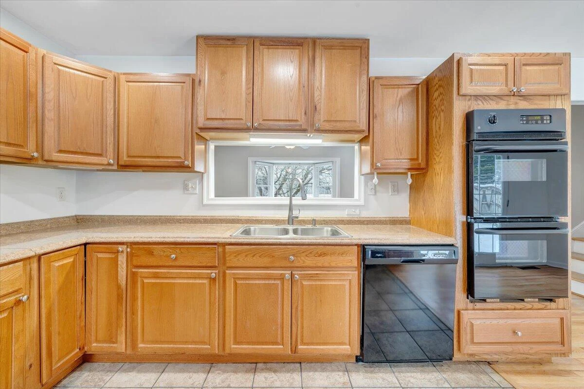 646 Augusta AVE - Photo 26