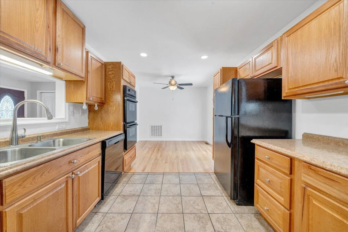 646 Augusta AVE - Photo 27