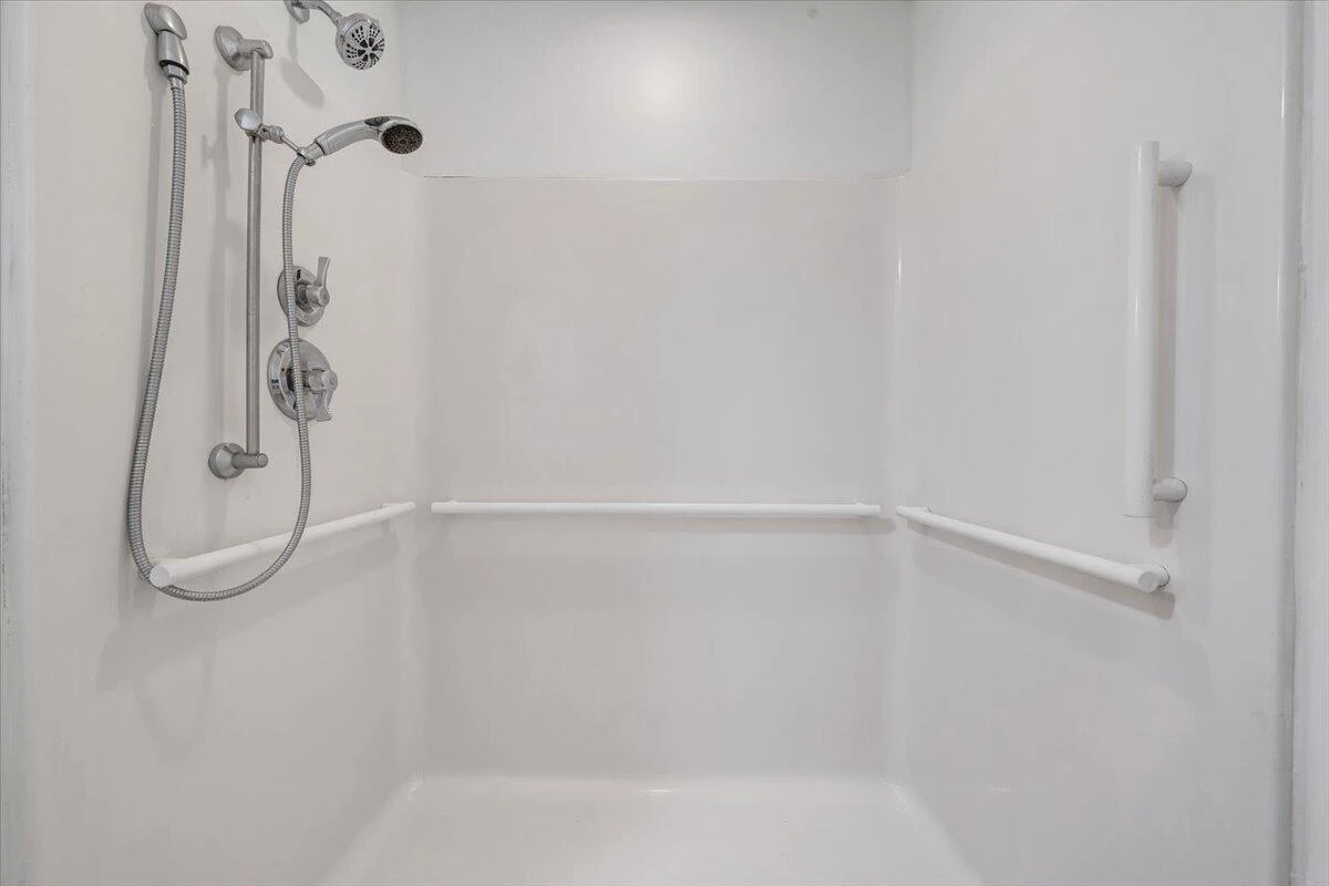 646 Augusta AVE - Photo 30