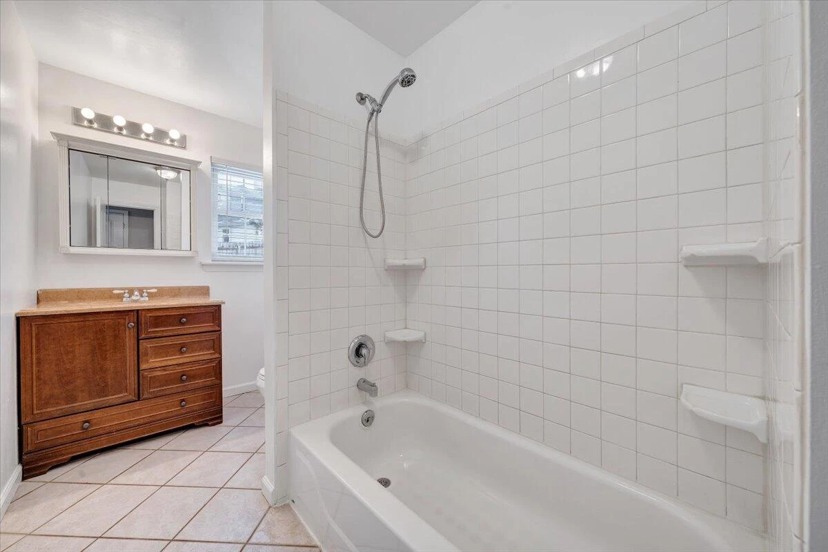 646 Augusta AVE - Photo 38