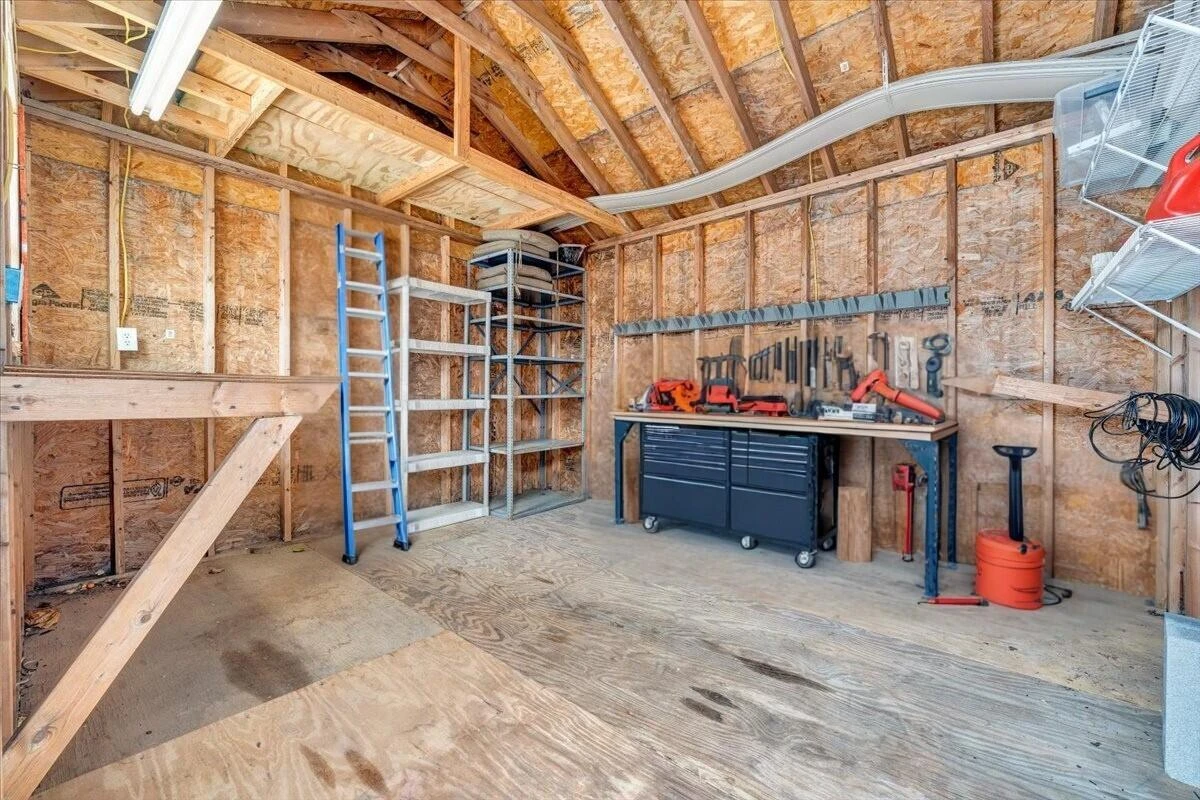 646 Augusta AVE - Photo 52
