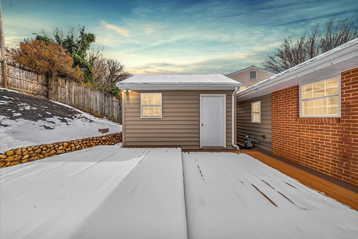646 Augusta AVE - Photo 9