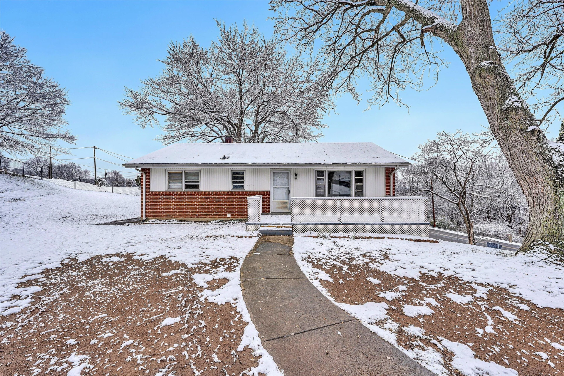 402 Cherryhill RD - Photo 3