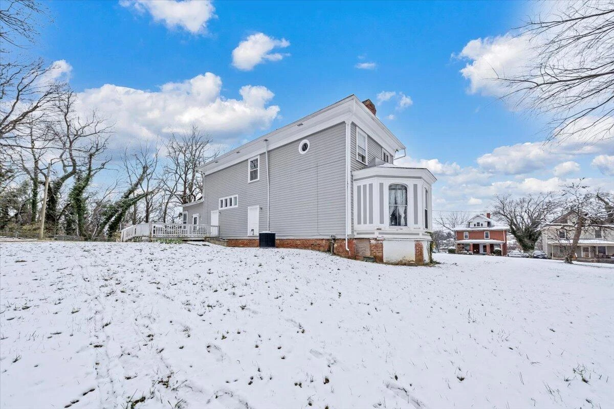 621 10th ST - Photo 10