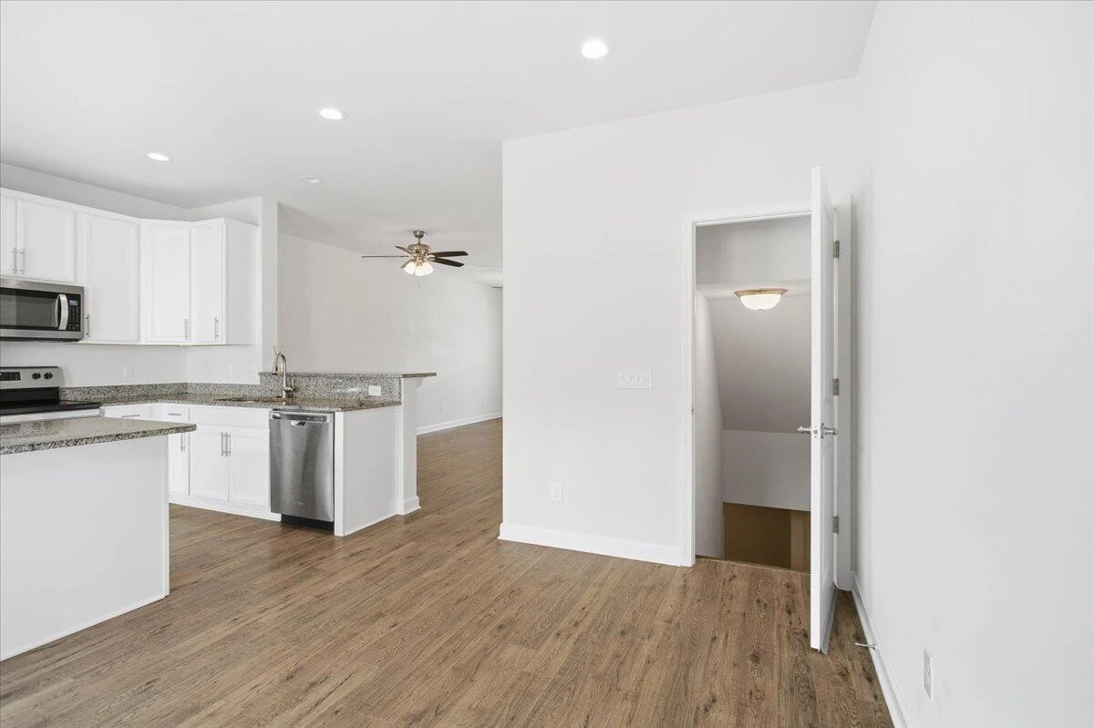 300 Hamilton AVE - Photo 8