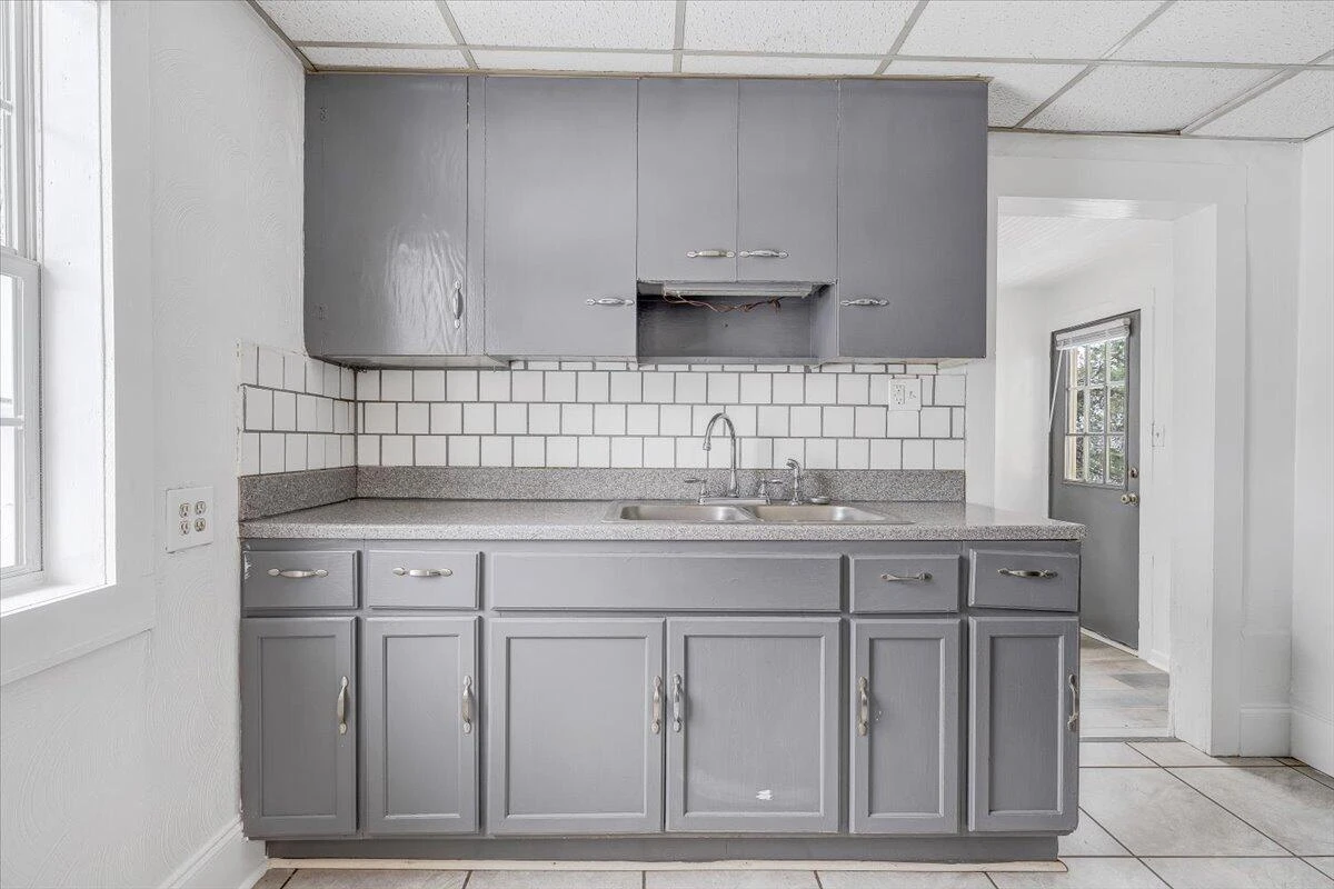 1507 Gladstone AVE - Photo 8