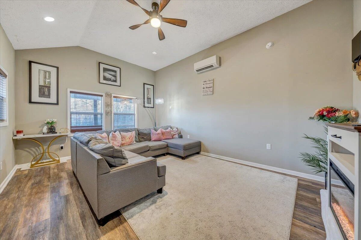 2412 Quarterwood RD - Photo 13