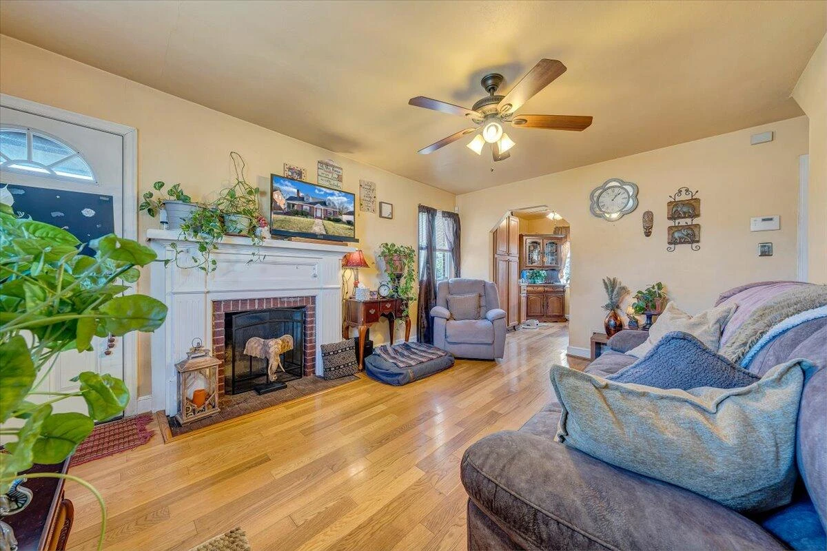 2913 Ravenwood AVE - Photo 2
