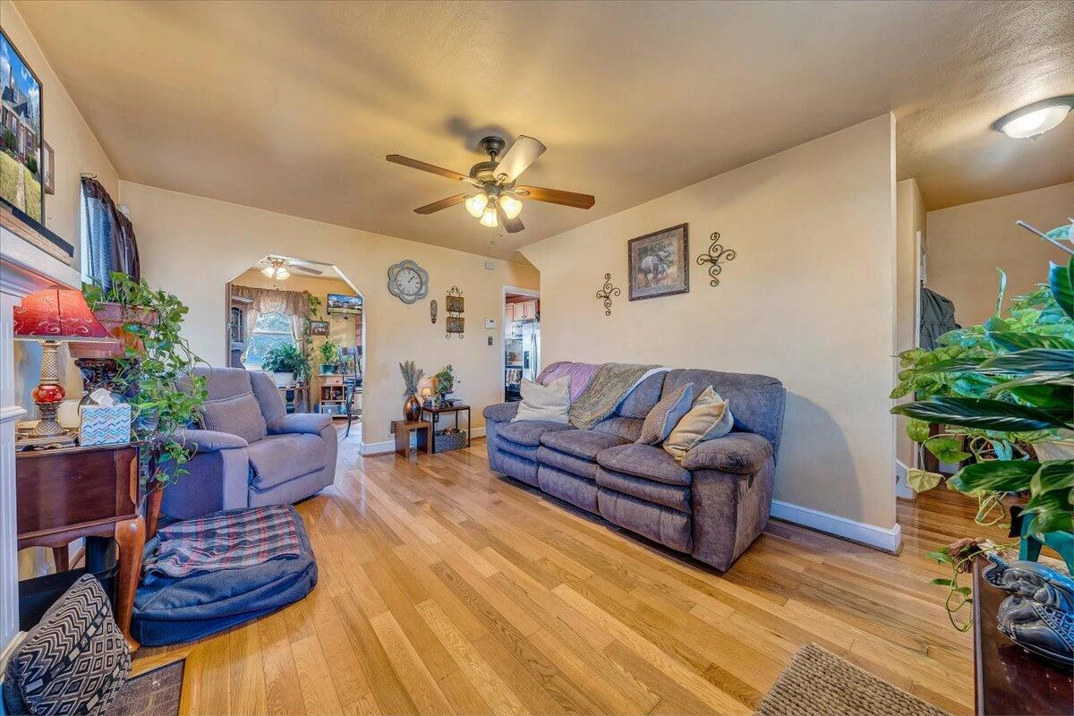 2913 Ravenwood AVE - Photo 3