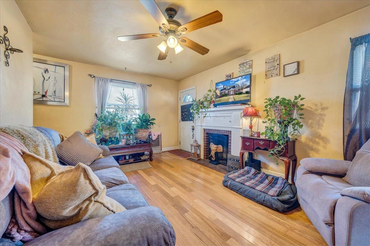 2913 Ravenwood AVE - Photo 4