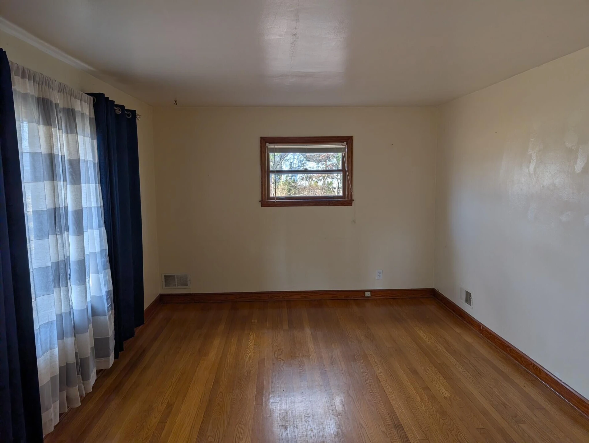 2750 Creston AVE - Photo 3