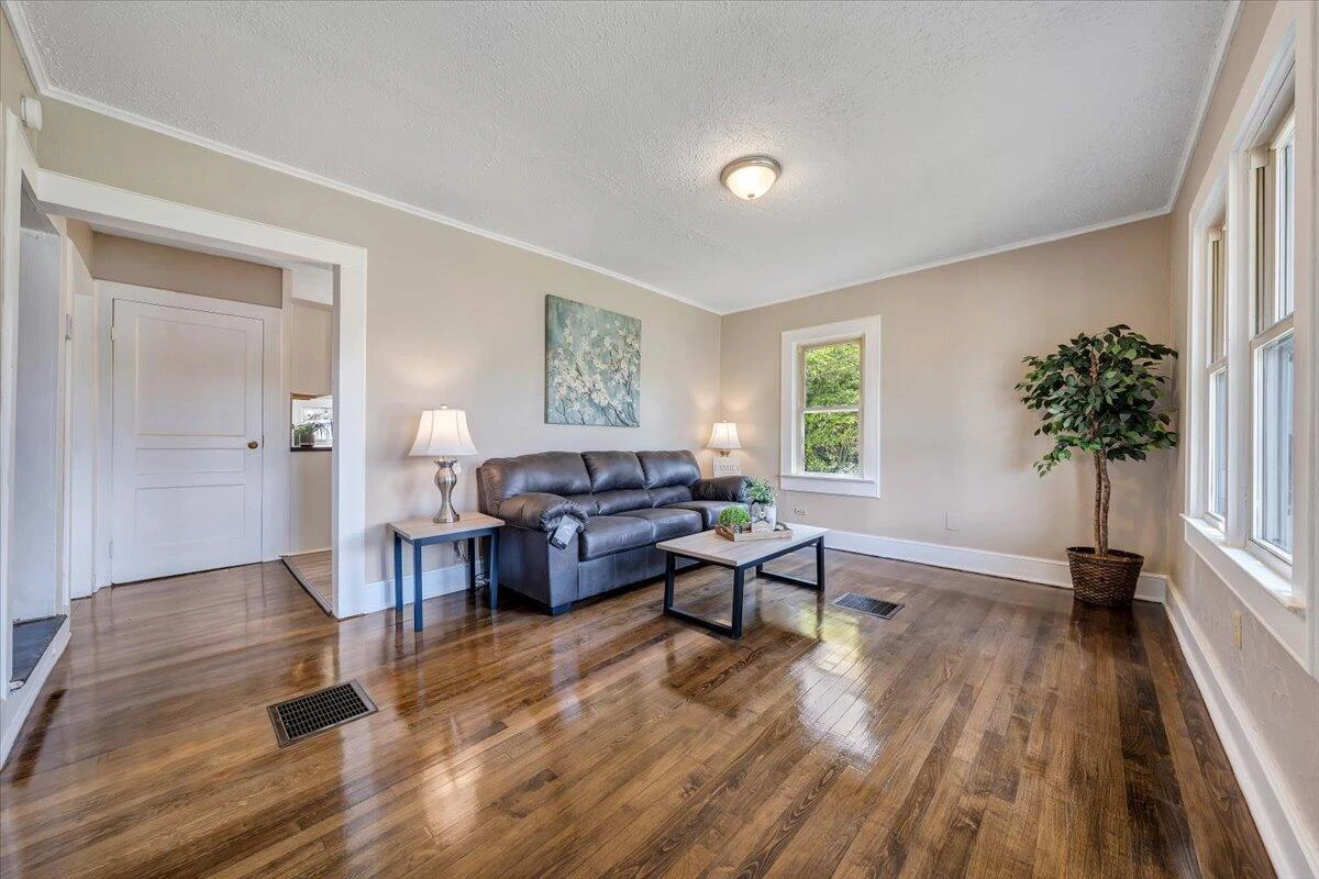 1735 20th ST - Photo 2