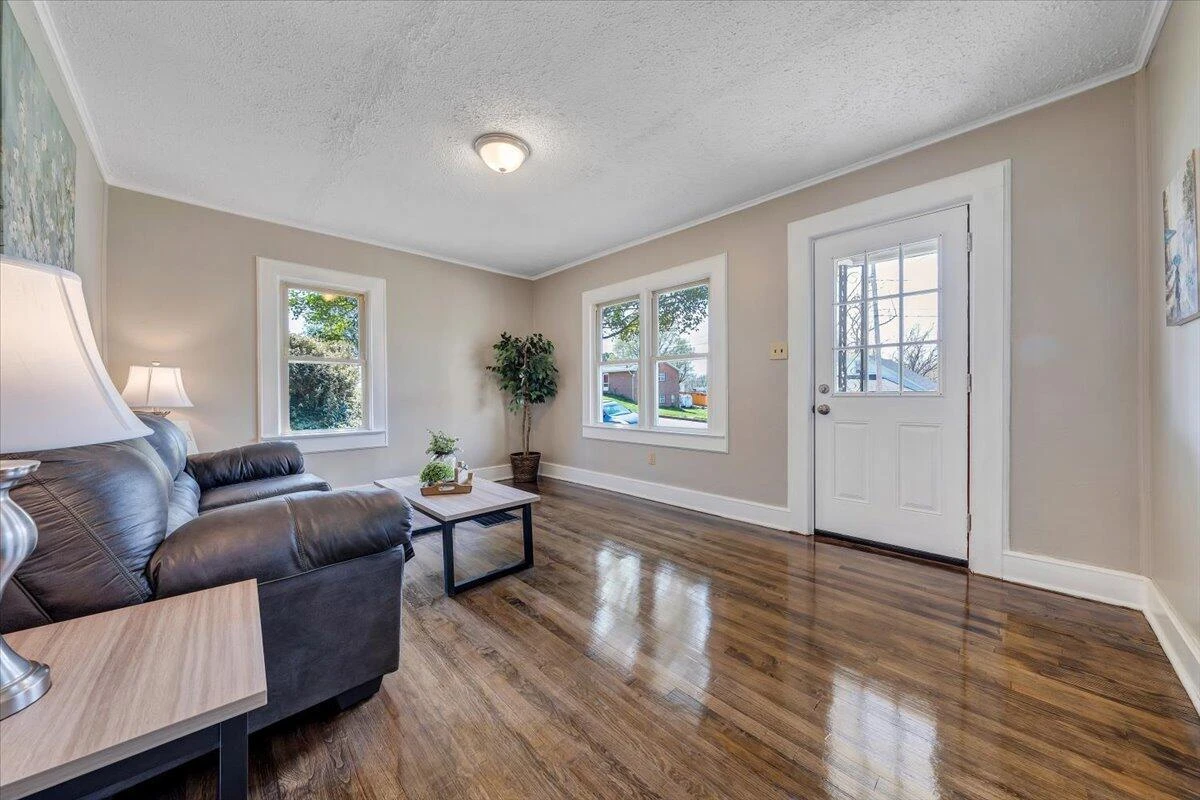 1735 20th ST - Photo 3