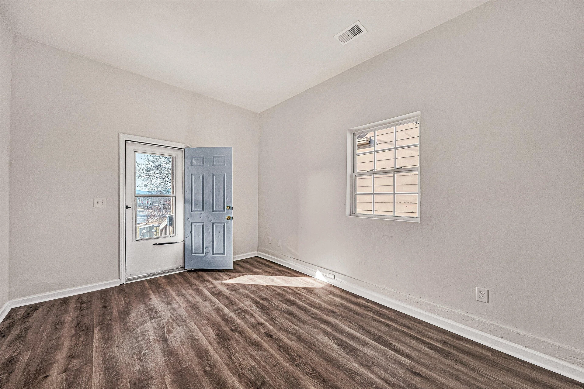 1001 Hanover AVE - Photo 2