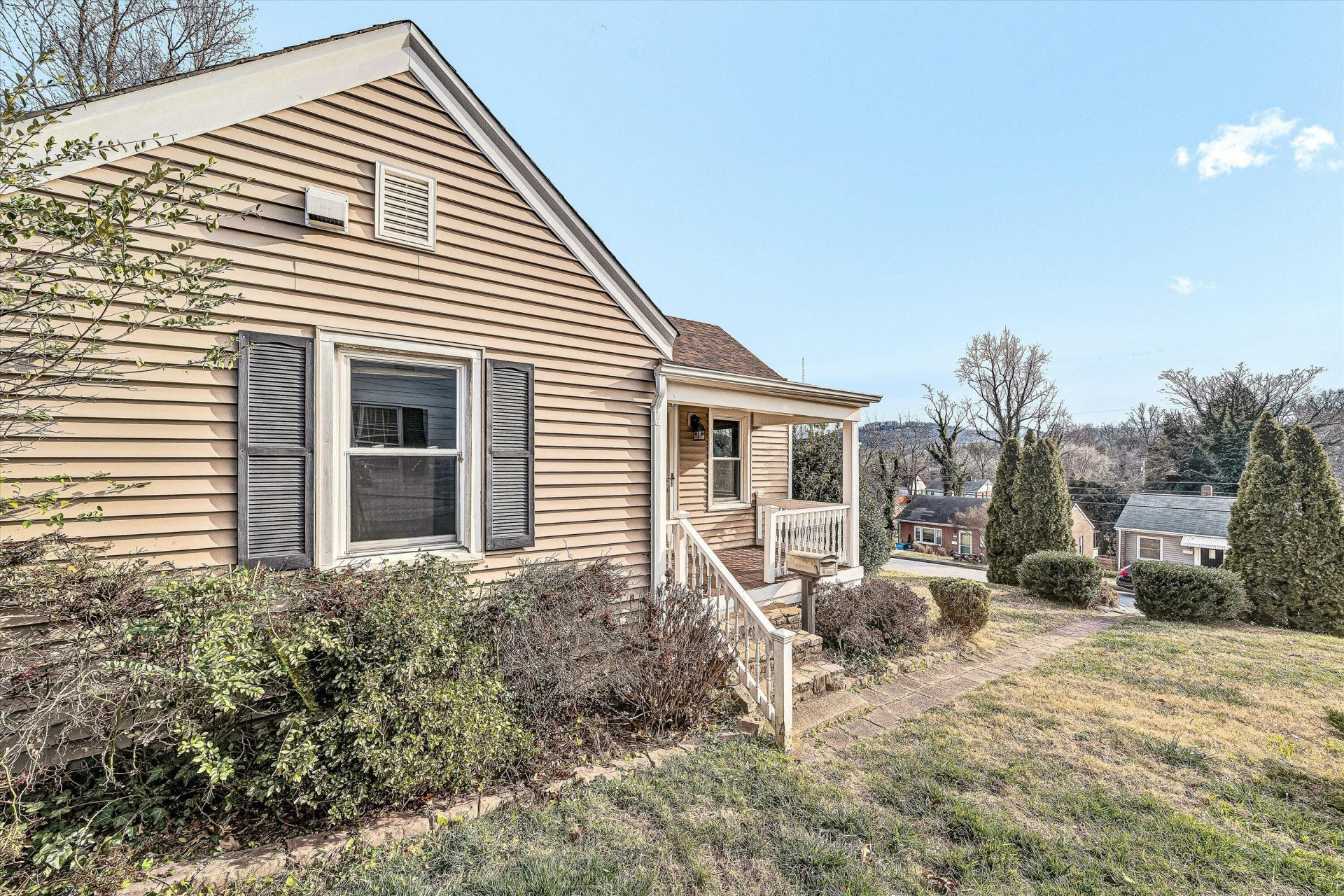 729 Windsor AVE - Photo 10