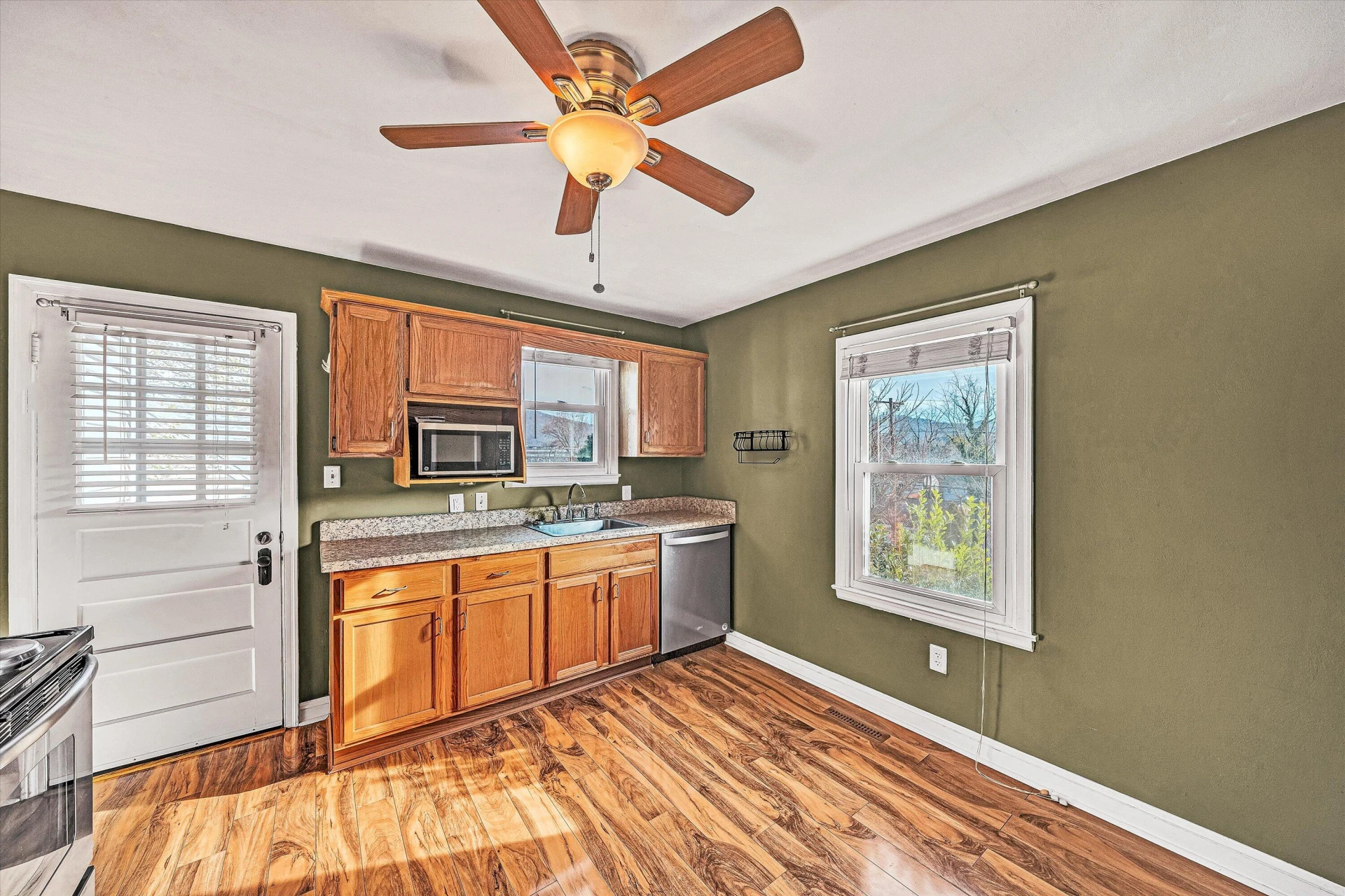 729 Windsor AVE - Photo 13