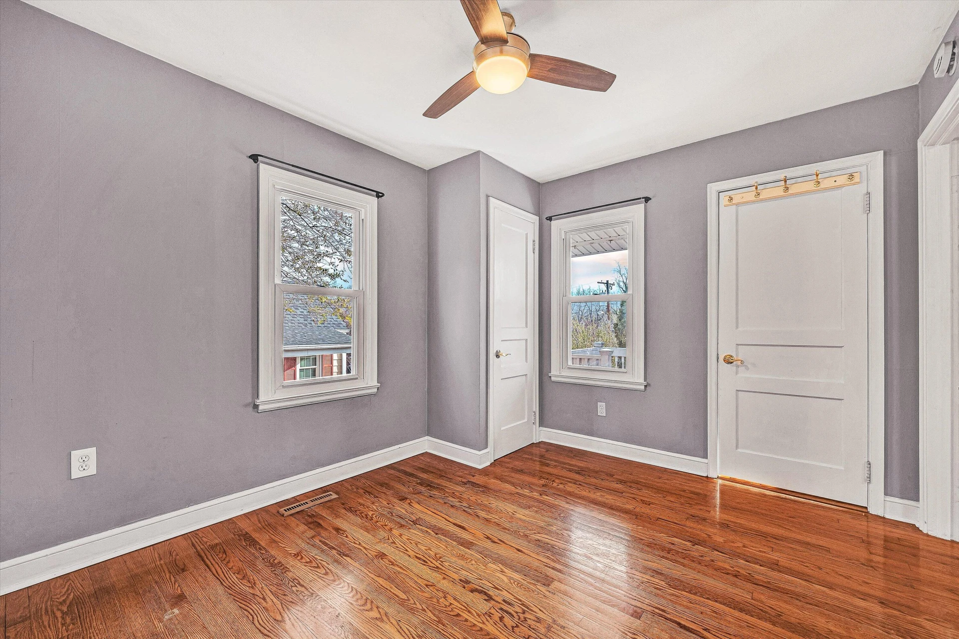 729 Windsor AVE - Photo 18