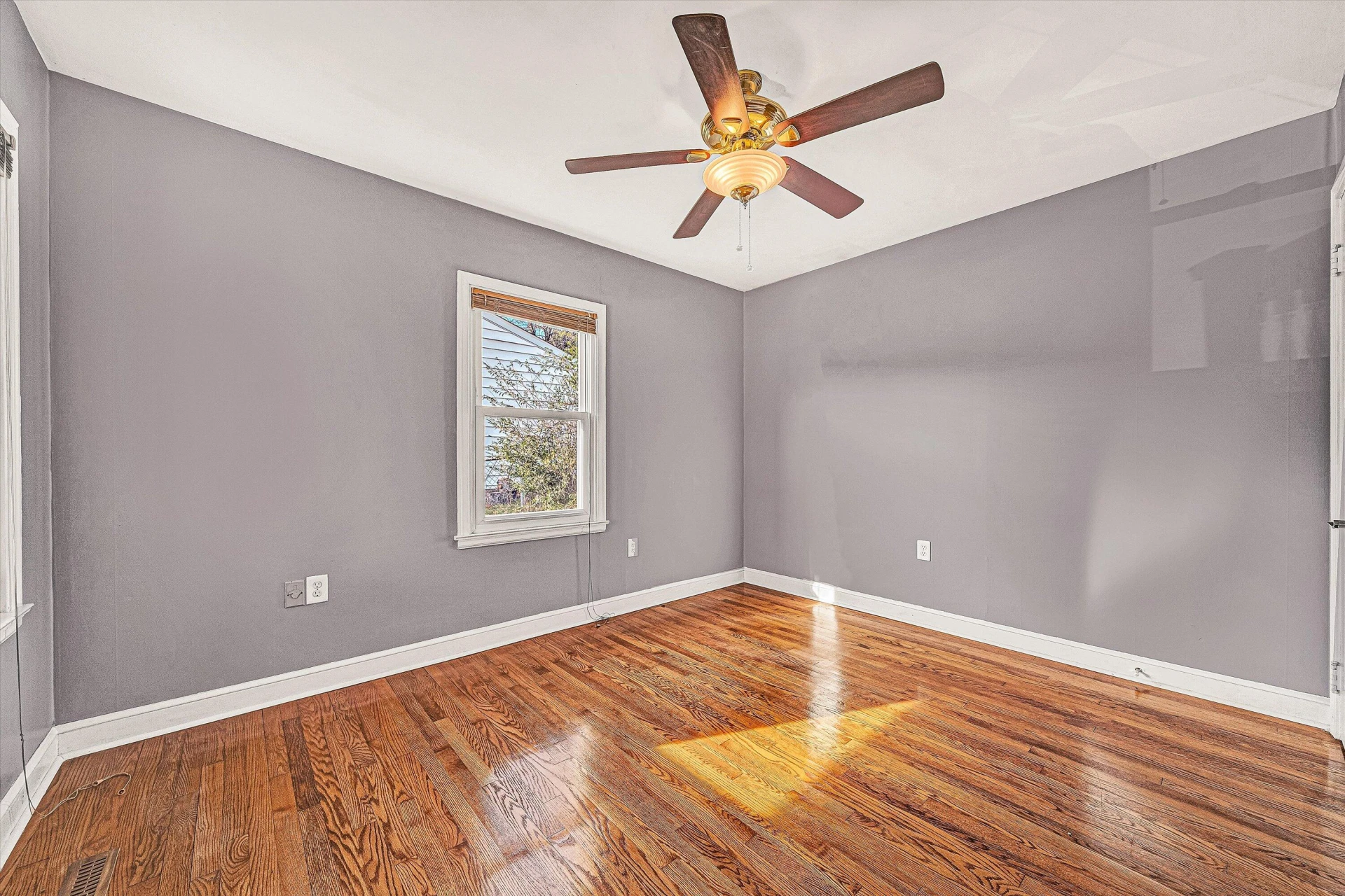 729 Windsor AVE - Photo 2