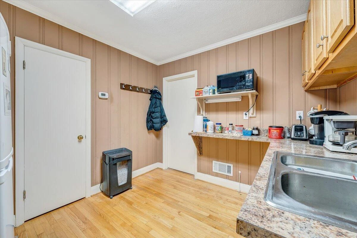 155 Laxton RD - Photo 18