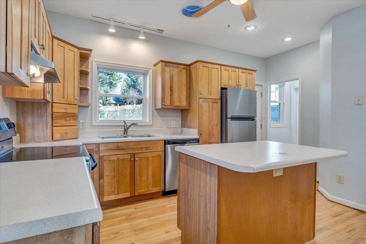 1601 Bluemont AVE - Photo 3