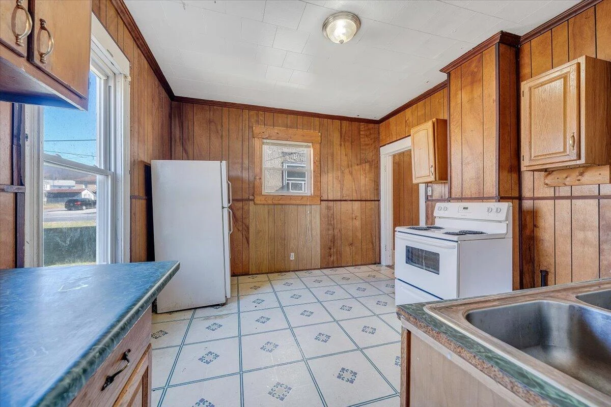 228 Beech ST - Photo 11