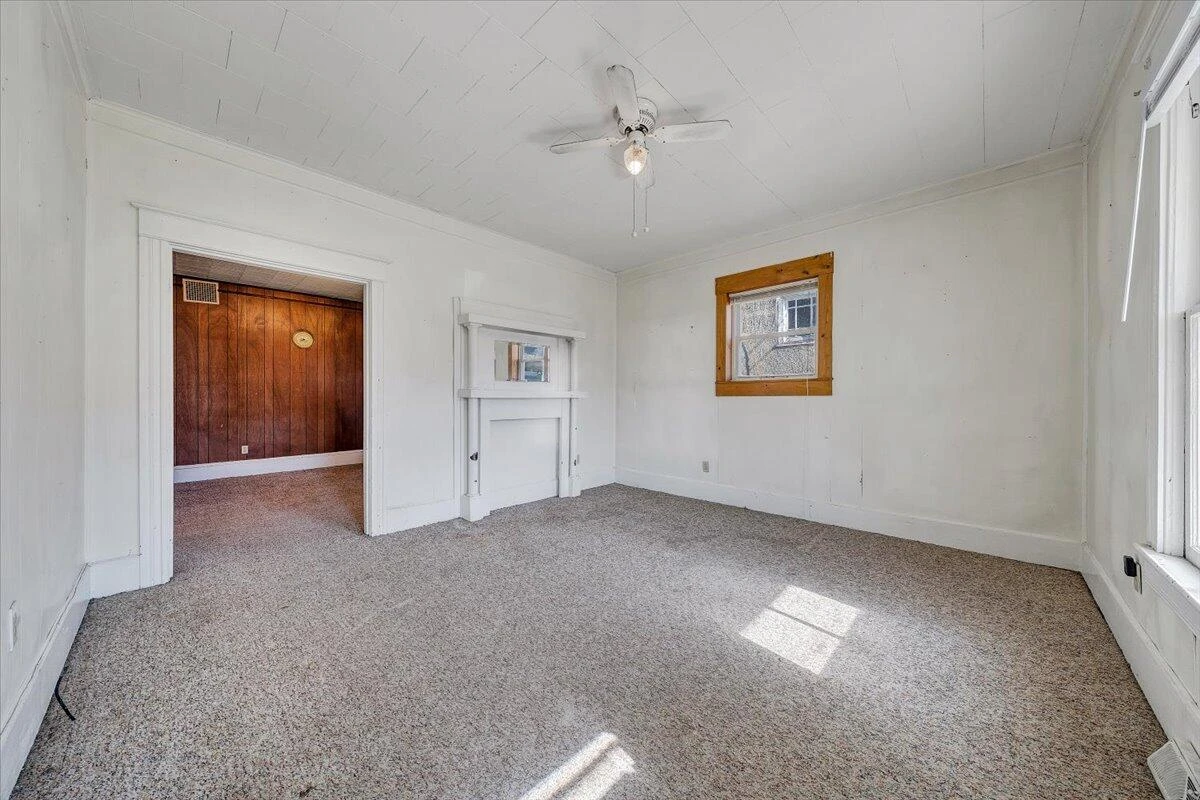 228 Beech ST - Photo 2