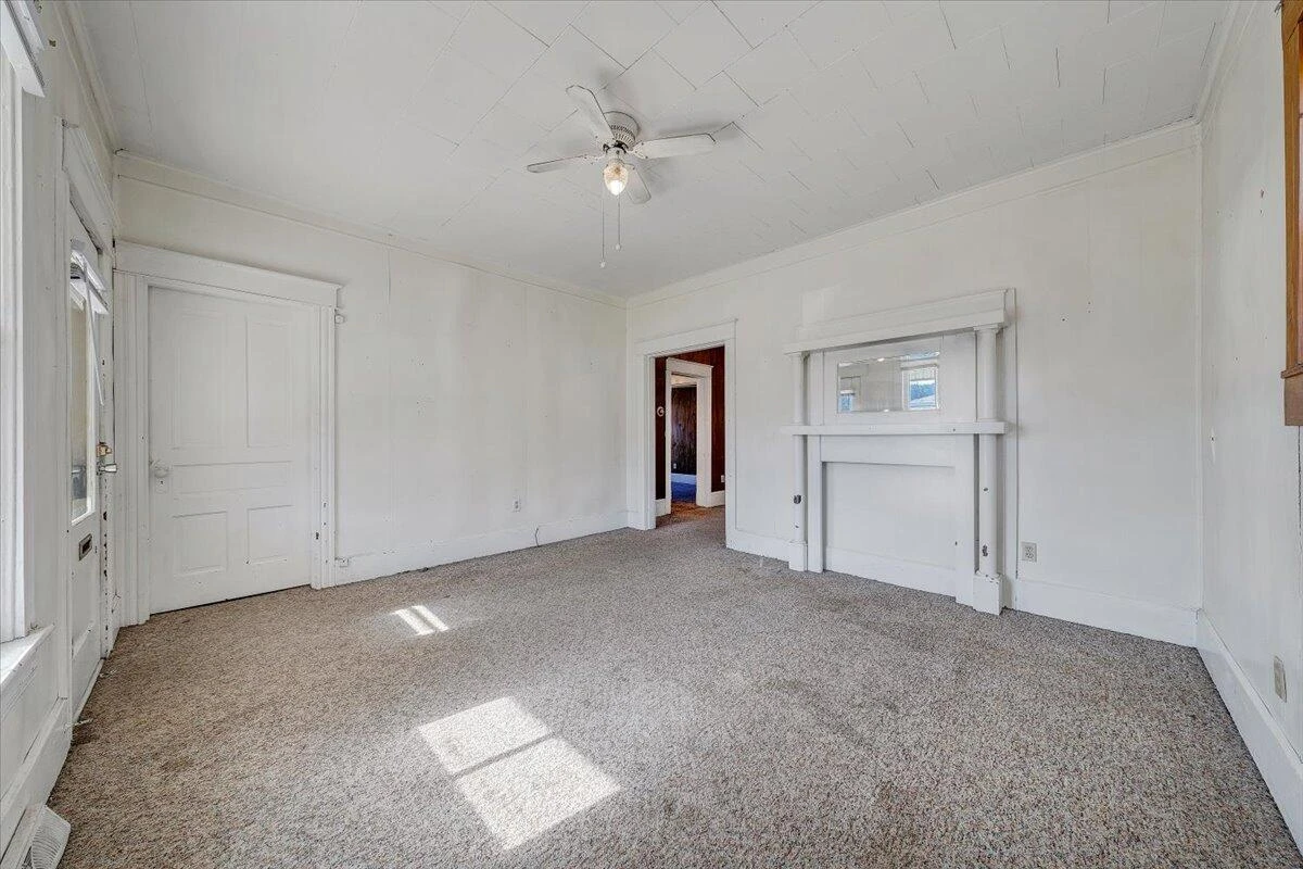 228 Beech ST - Photo 3