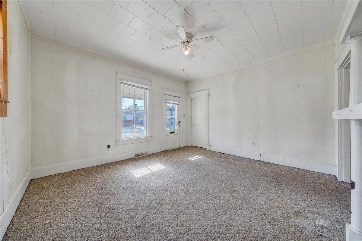 228 Beech ST - Photo 4