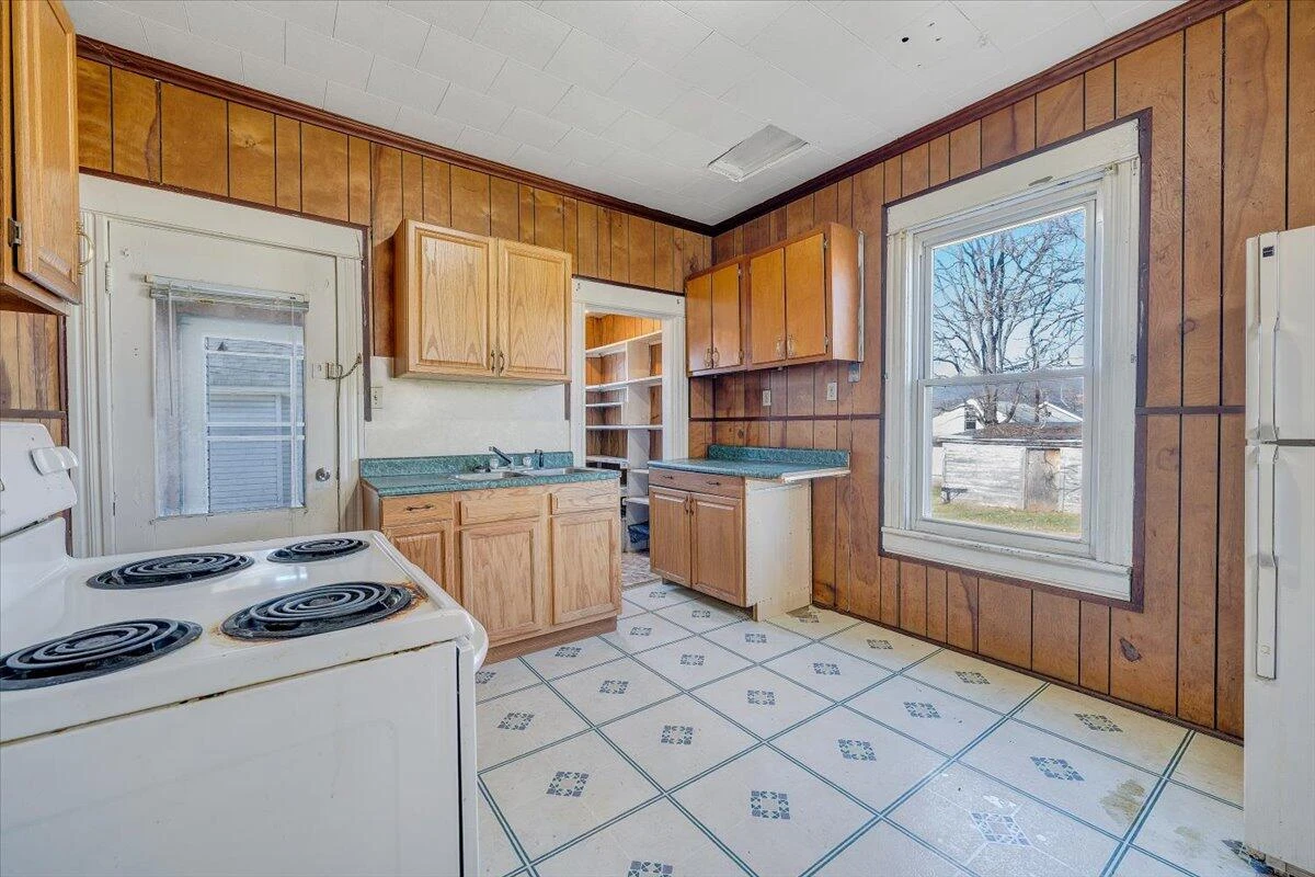 228 Beech ST - Photo 8