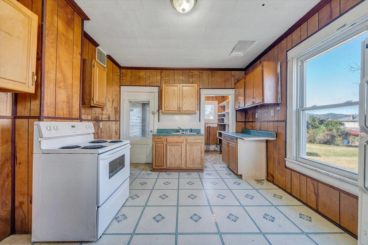 228 Beech ST - Photo 9