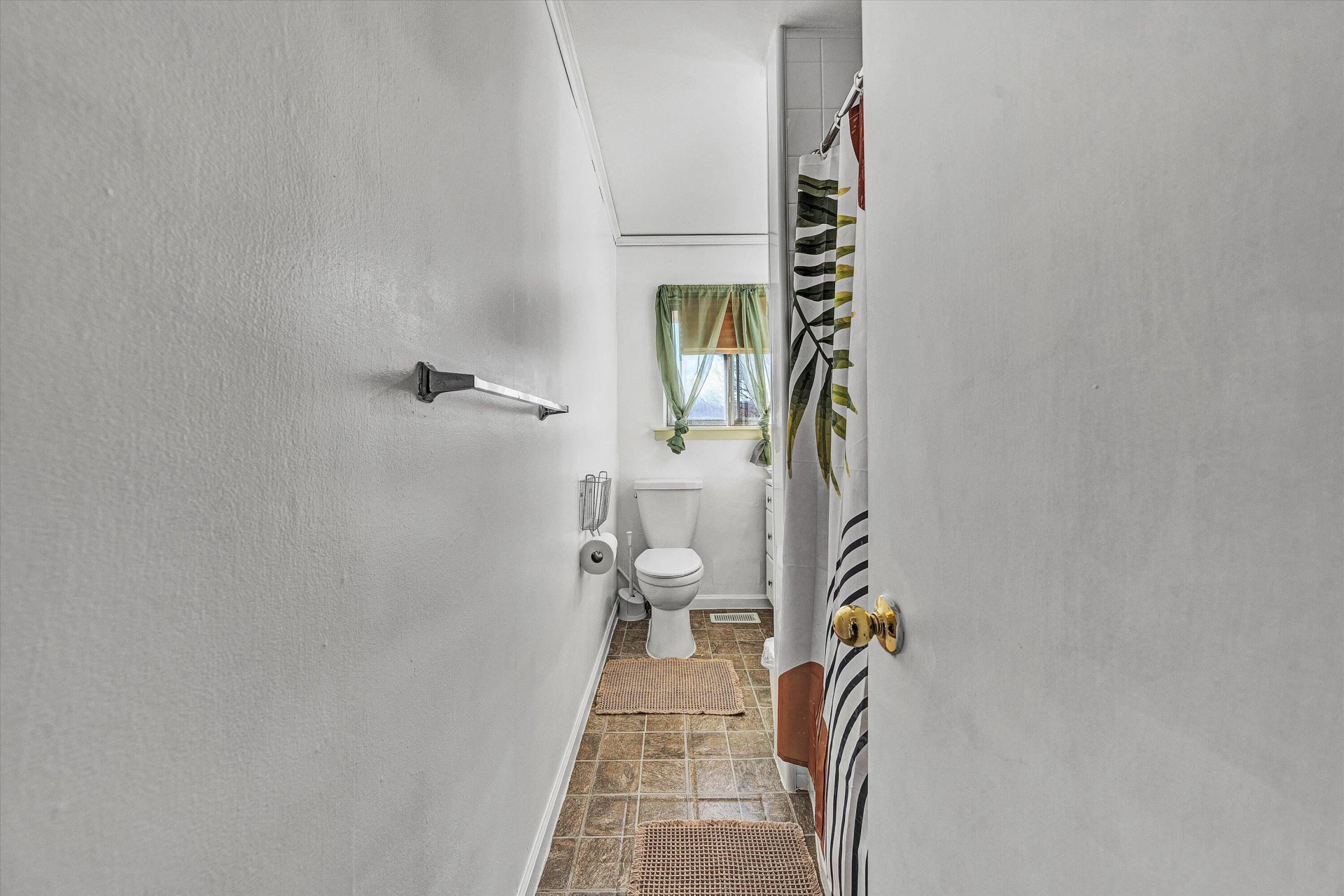 1019 Markham CIR - Photo 14