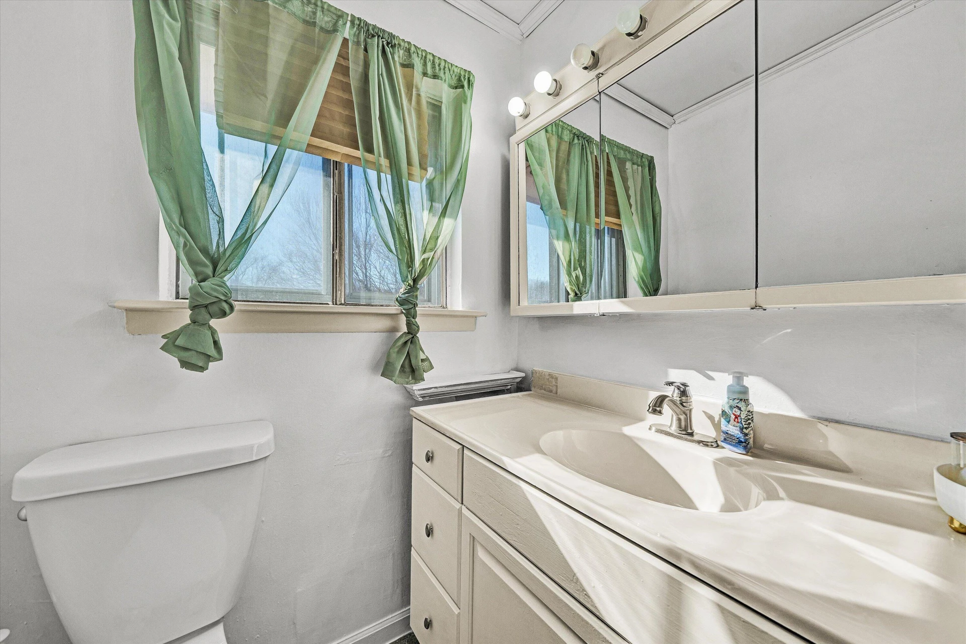 1019 Markham CIR - Photo 15