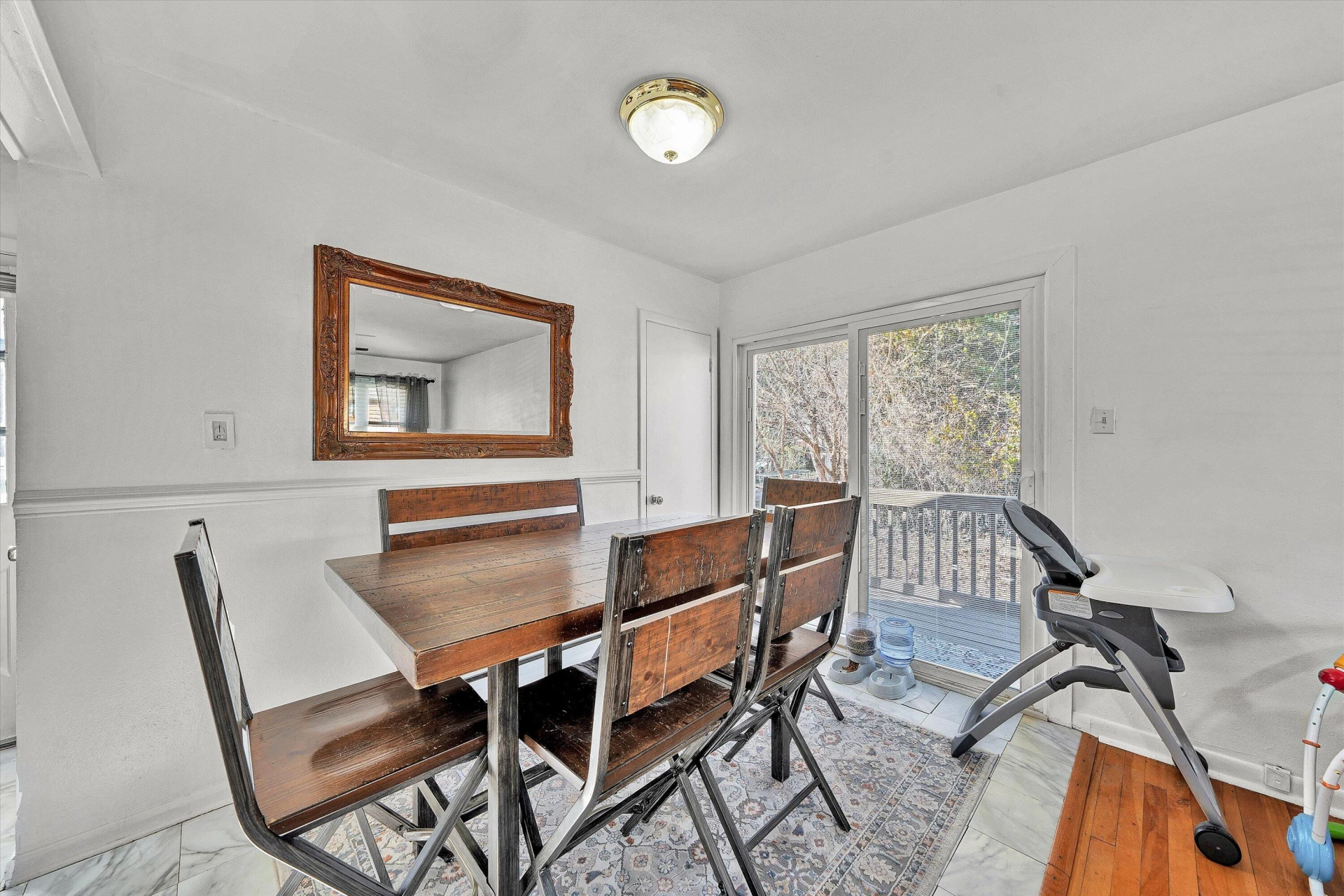 1019 Markham CIR - Photo 8
