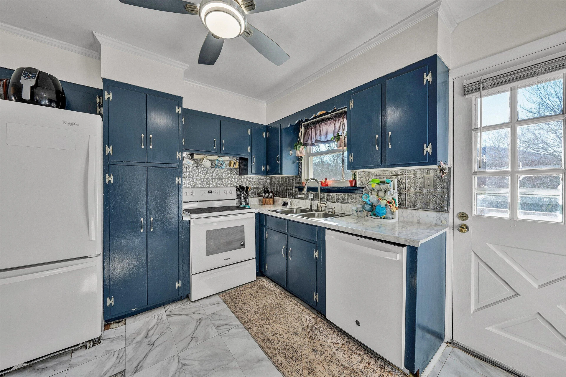 1019 Markham CIR - Photo 10