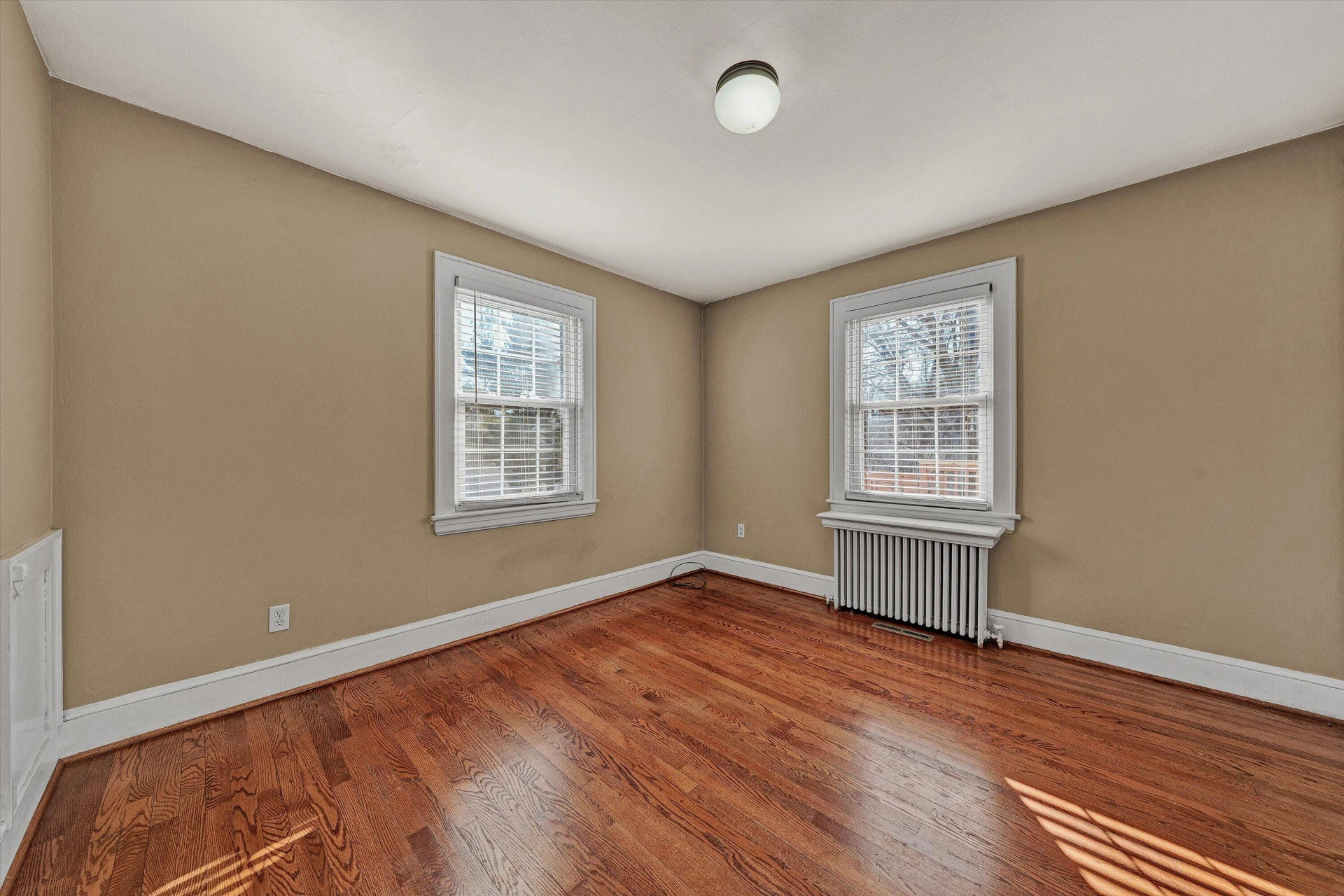 810 Windsor AVE - Photo 10