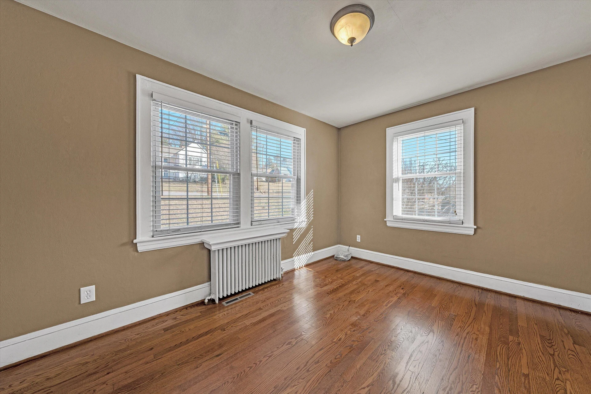 810 Windsor AVE - Photo 11