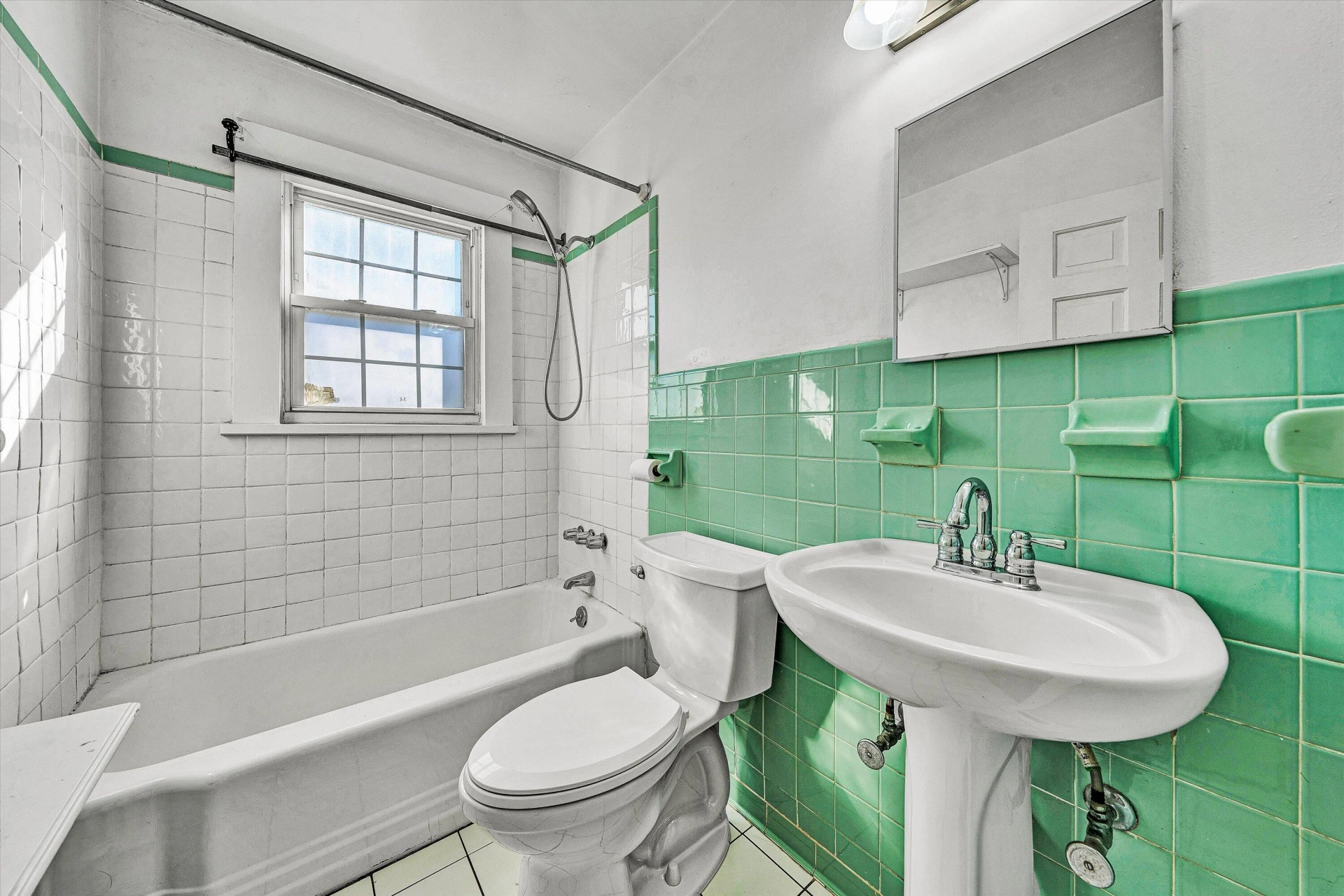 810 Windsor AVE - Photo 12