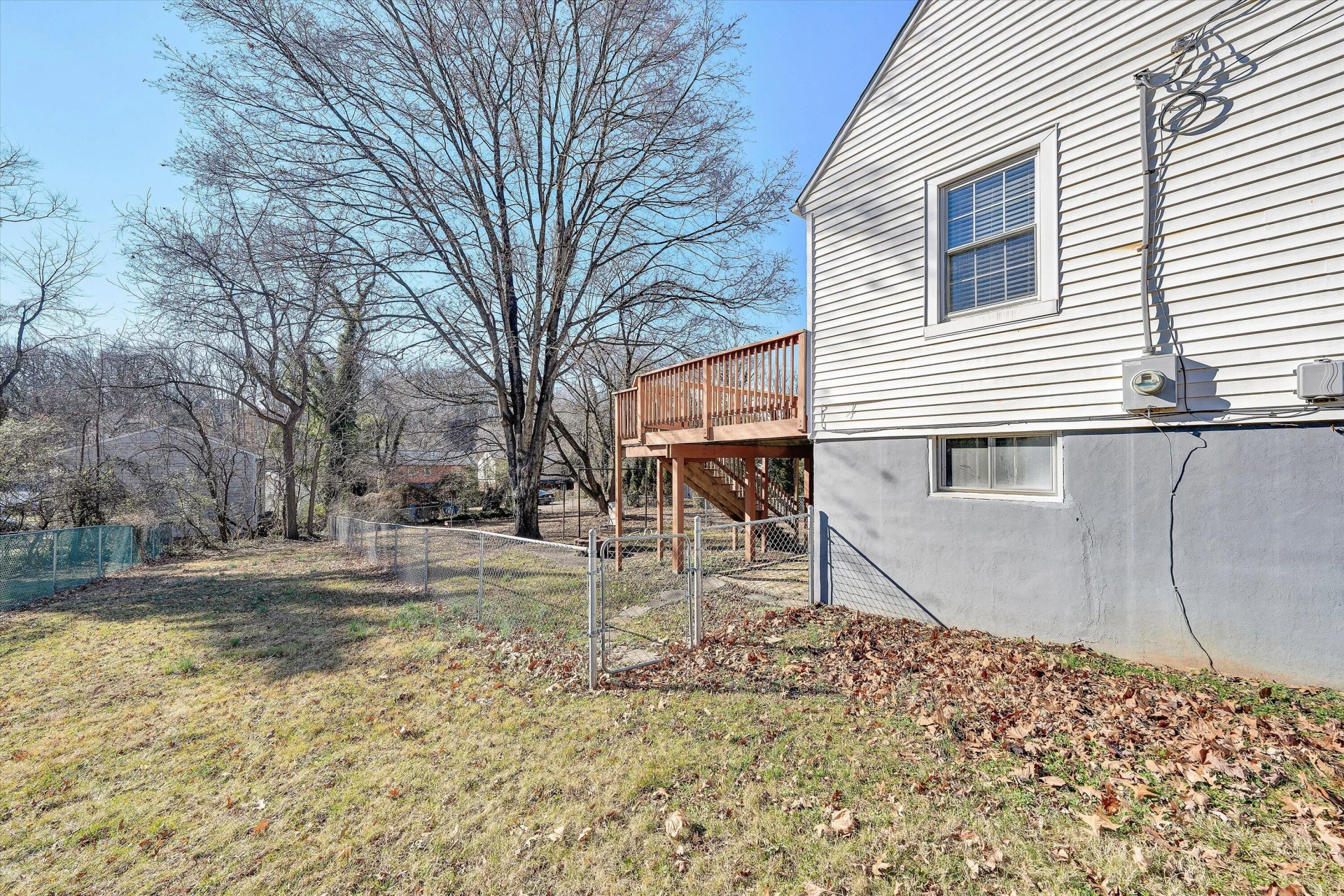 810 Windsor AVE - Photo 18