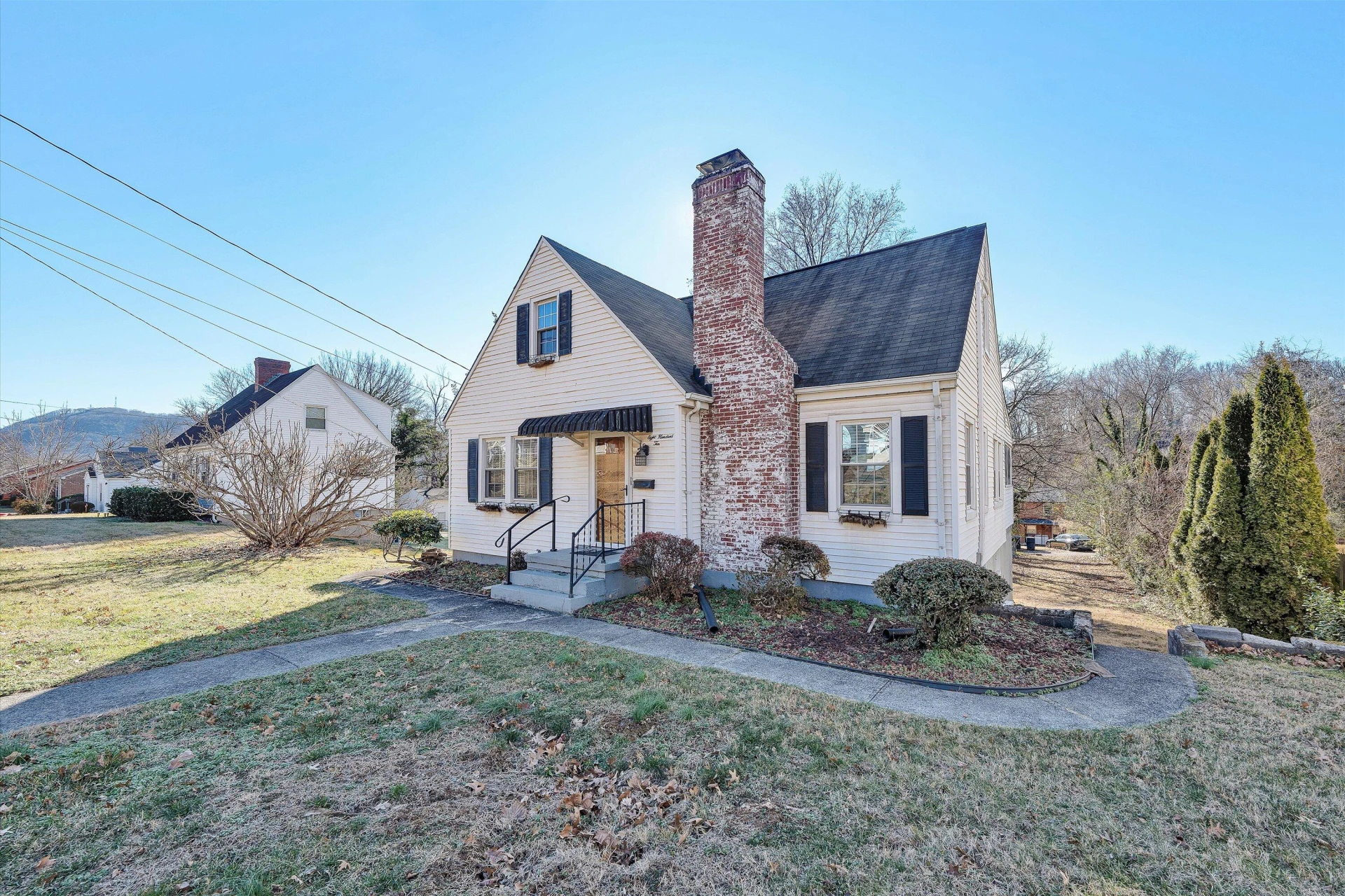 810 Windsor AVE - Photo 2