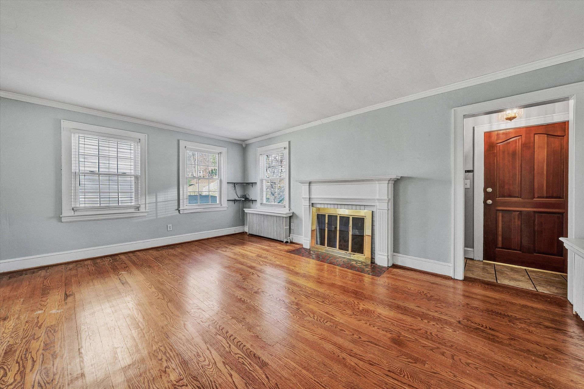 810 Windsor AVE - Photo 3