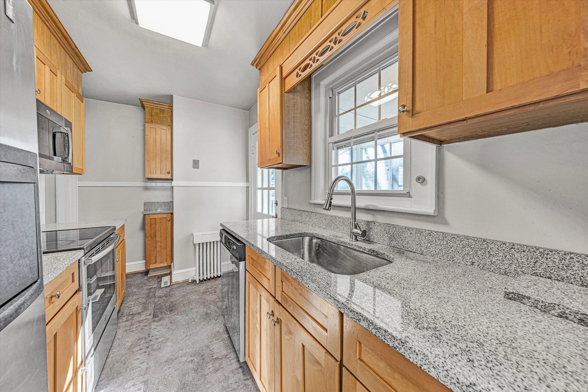 810 Windsor AVE - Photo 6