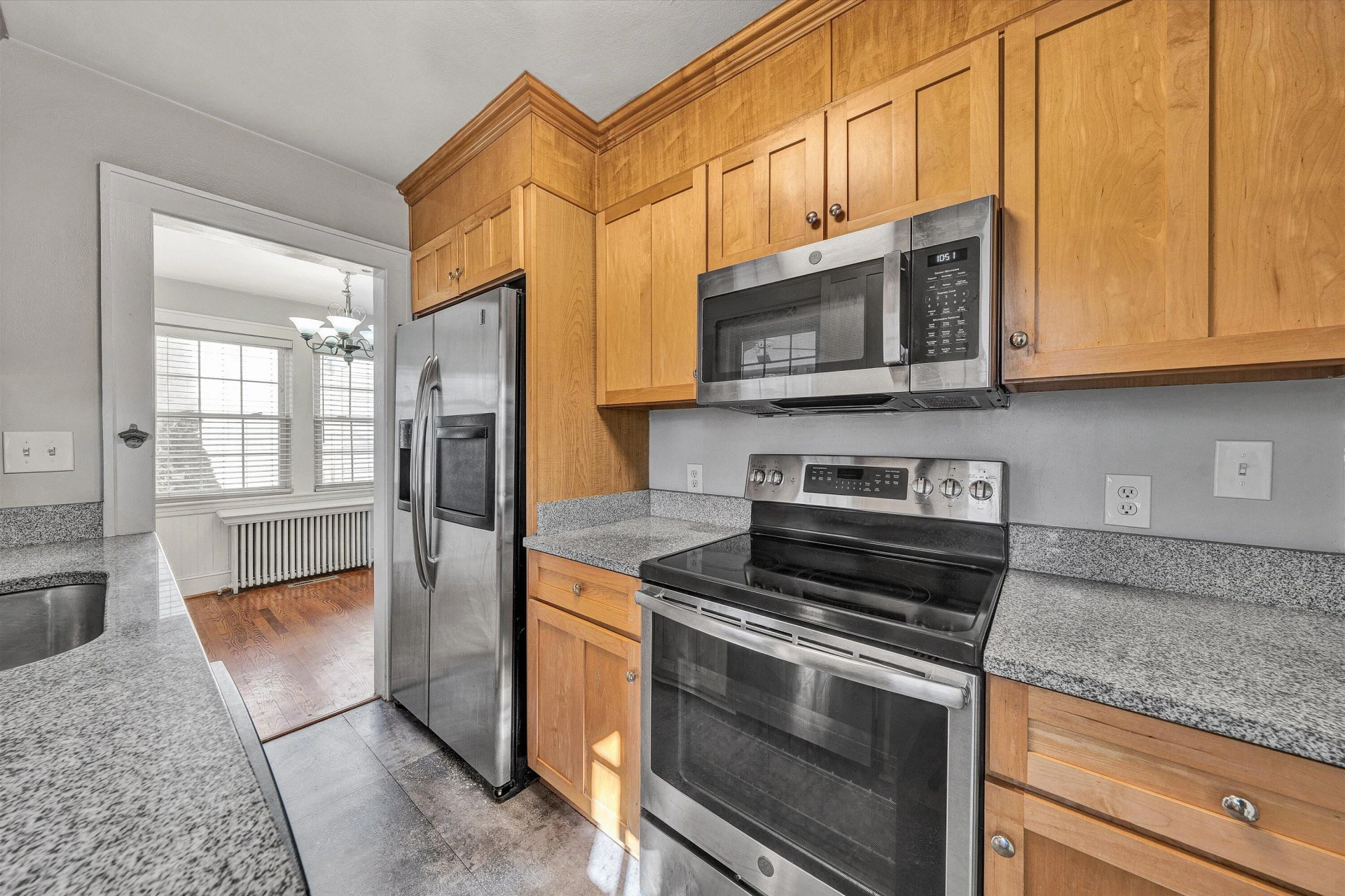 810 Windsor AVE - Photo 7