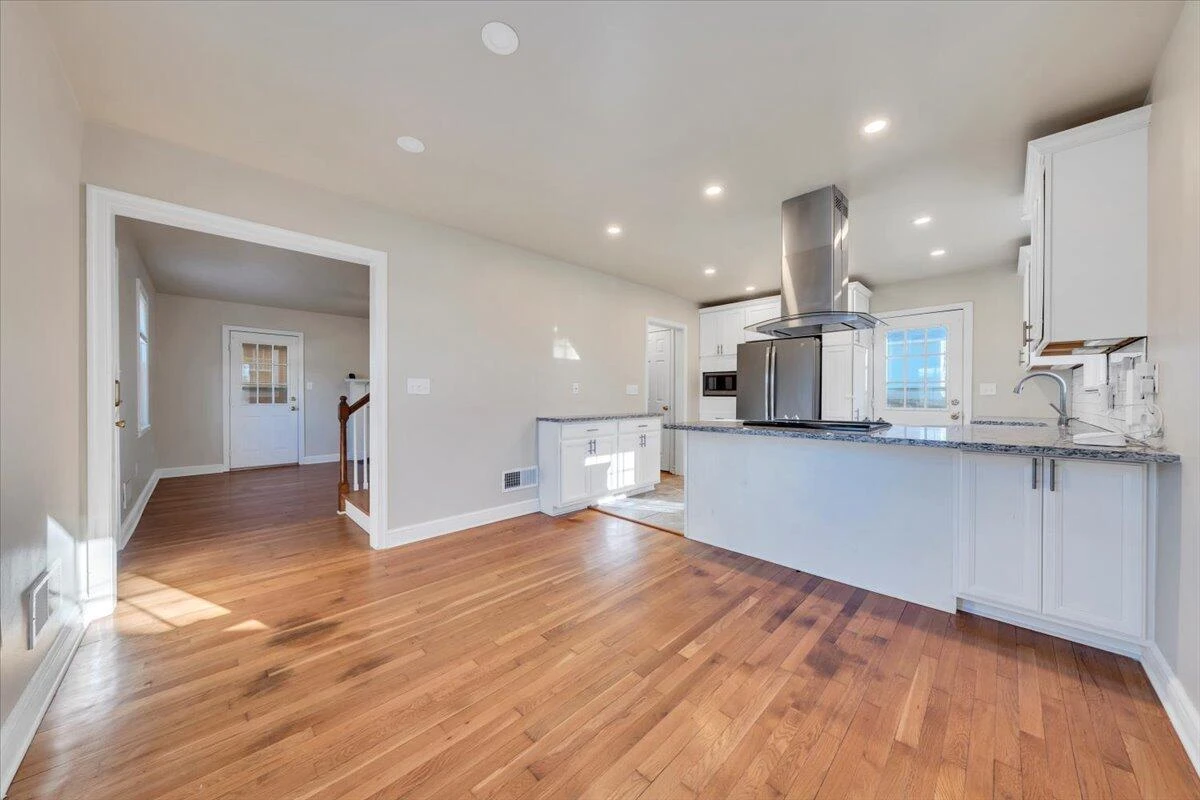 2554 ALBERTA AVE - Photo 12