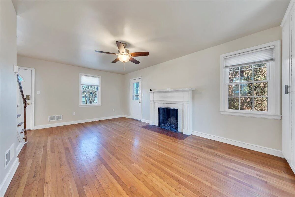 2554 ALBERTA AVE - Photo 3