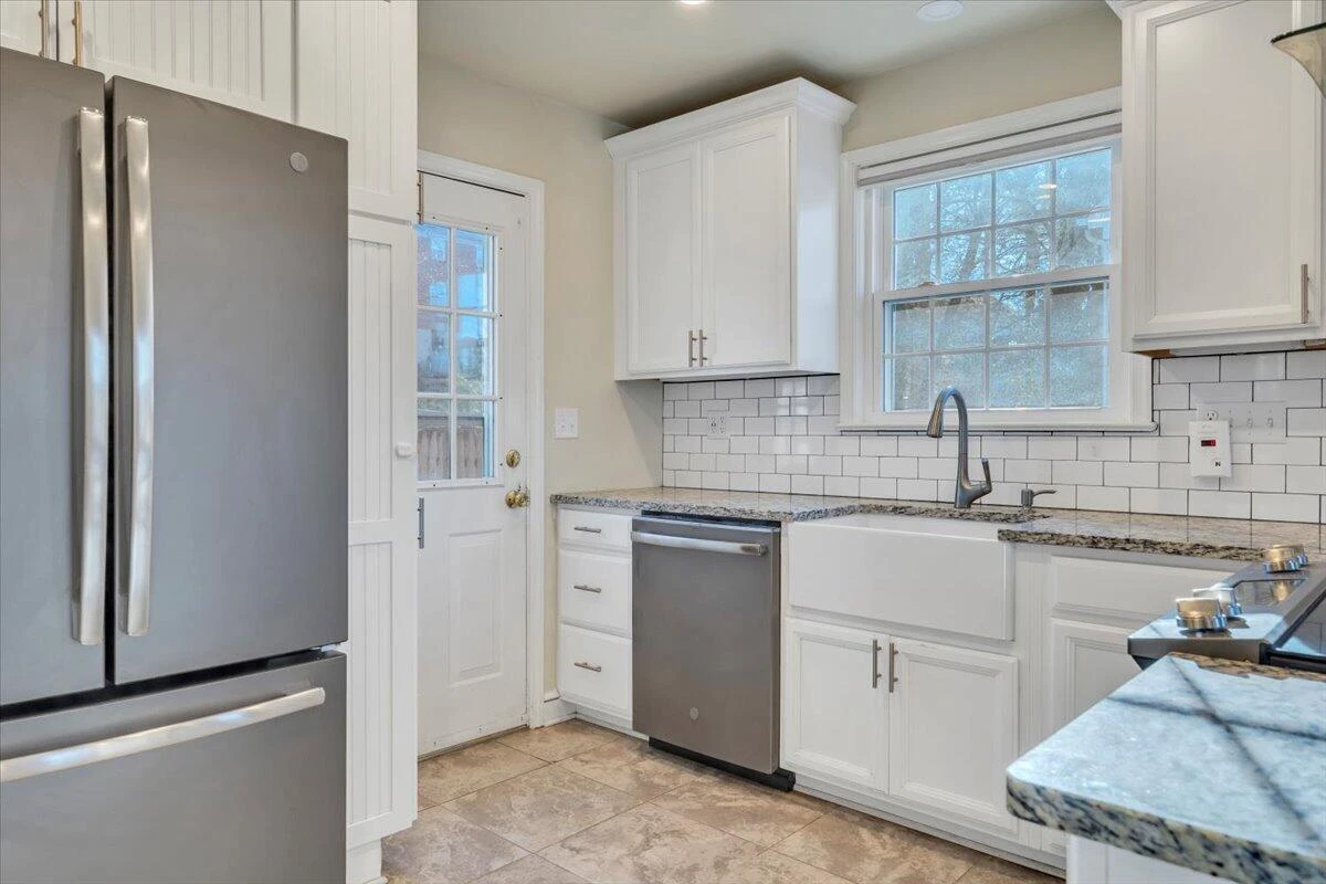 2554 ALBERTA AVE - Photo 8
