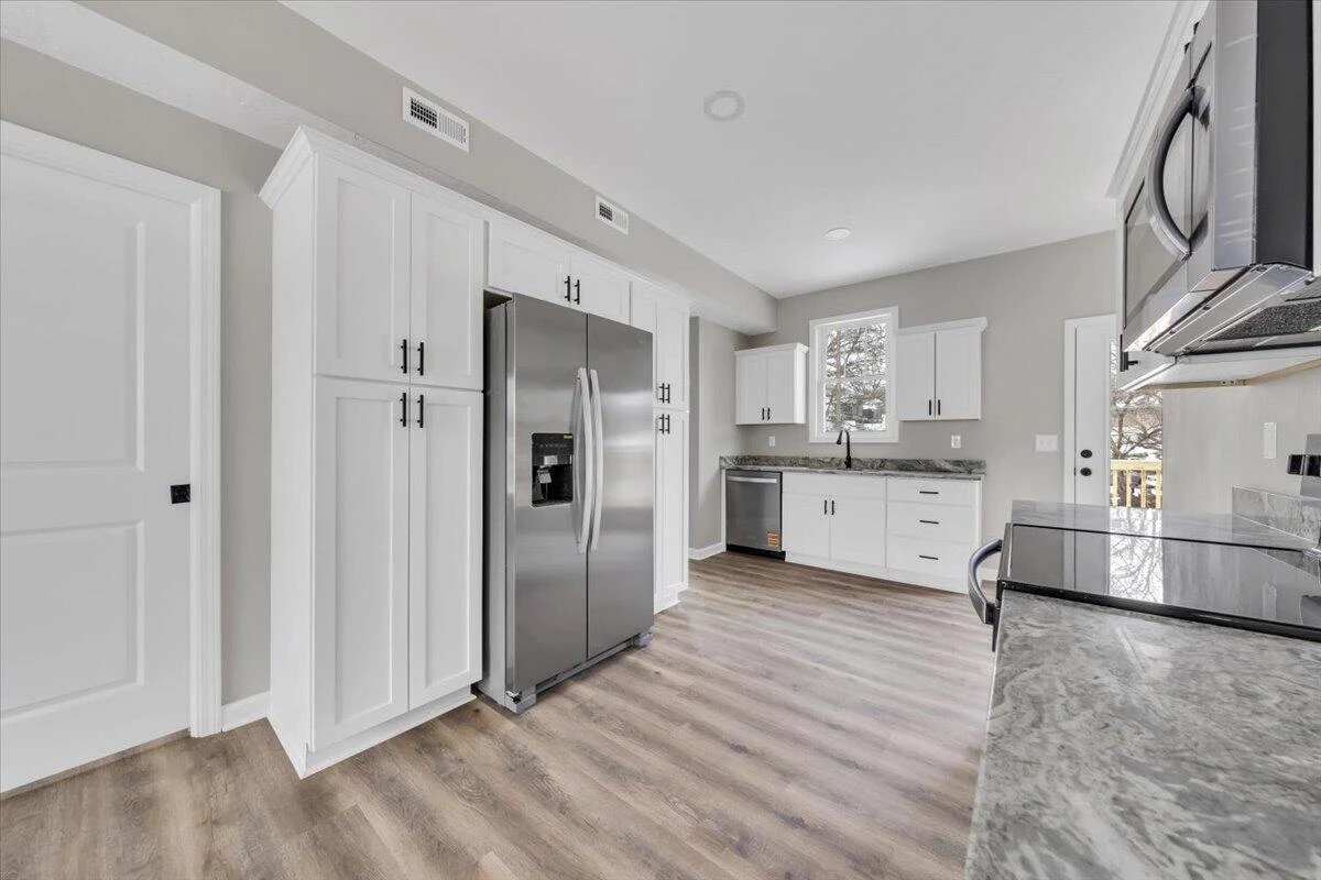415 7th ST - Photo 12