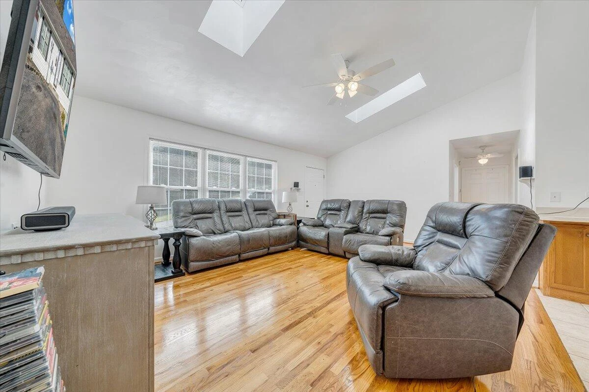 1146 Morehead AVE - Photo 3