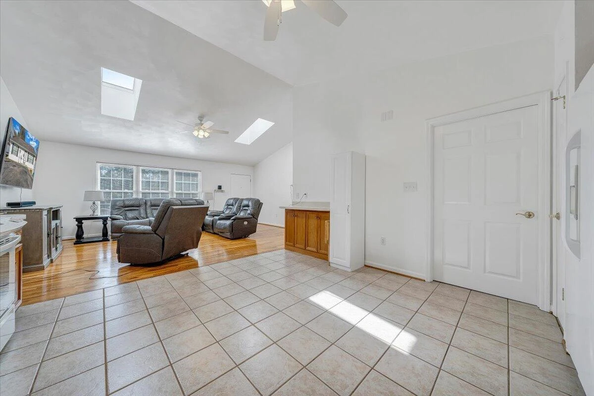 1146 Morehead AVE - Photo 4